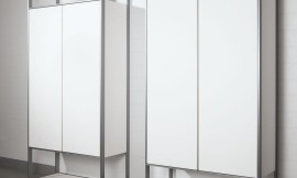 Witte hoogkasten met aluminiumelementen. Binnen het raamwerk zijn boven en onder open ruimtes aangebracht voor een bijzonder architectonisch effect. Zuordnung: Stil Klassieke keukens, Planungsart Keuken met keukeneiland