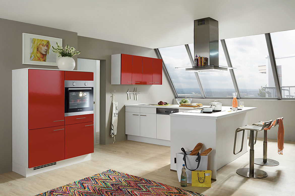 L-Vorm met spannende kleur-en materiaalcontrasten. Zuordnung: Stil Moderne keukens, Planungsart Keuken met zitgelegenheid