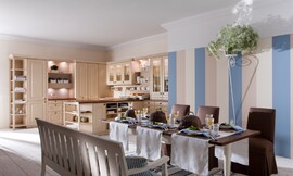 Met COMO kunt u vriendelijke, behaaglijke keukens met een positieve uitstraling realiseren. Hier ziet u een keuken met crèmekleurige cassette fronten en glazen deurtjes. Zuordnung: Stil Luxe keukens, Planungsart Open keuken (woonkeuken)