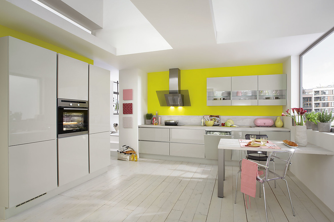 Deze  twee keukenregels in modern hoogglans  bieden  veel opbergruimte  met een greeploos concept. Deze keuken is geschikt voor verschillende ruimtes. Zuordnung: Stil Moderne keukens, Planungsart keukenblok