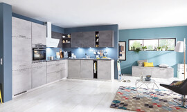 Lichte en donkere keukenfronten in beton-optiek verenigen zich bij deze l-keuken tot een harmonisch geheel. Zuordnung: Stil Moderne keukens, Planungsart L-vormige keuken
