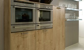 Hier ziet u de hangende apparatuurkast uitgevoerd in eiken hout. Zuordnung: Stil Moderne keukens, Planungsart keukenblok