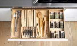 Hier ziet u de geraffineerde houten besteklade met messenblok en kruidenafdeling uit de design keuken b1. Nette kruidenpotten altijd binnen handbereik, en uw messen liggen beschermd en veilig opgeborgen. Zuordnung: Stil Design-keukens, Planungsart Keuken met zitgelegenheid