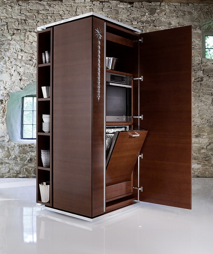 Ééndelige keukenpilaar. Achter donker hout verbergt zich de keukenapparatuur. Deel van de opbergruimte is open (links). Opvallend is dat deze kast vrij van de wand kan staan. Zuordnung: Stil Design-keukens, Planungsart keukenblok
