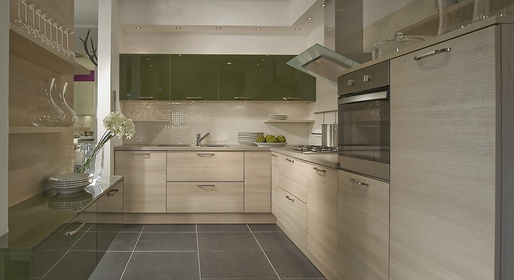 U vormige keuken met bar sepia bruin met wit