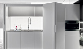 Geraffineerd: keukendeel met wit front en praktisch systeem van schuifdeuren. Naar wens verdwijnt het werkblad achter de deuren. Design + functionaliteit. Met sierlijke en praktische handdouche. Zuordnung: Stil Design-keukens, Planungsart Keuken met zitgelegenheid