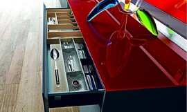 Corpus in grijs met extra dun rood glazen aanrechtblad. Hoogwaardige lade-indeling. Zuordnung: Stil Design-keukens, Planungsart Binneninrichting van de keuken