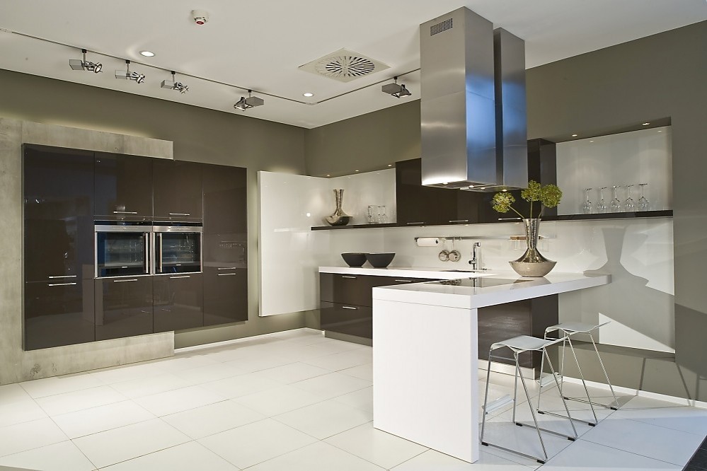 U vormige keuken met bar sepia bruin met wit