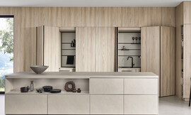 Met een lichte hout- en effen afwerking, brengt deze keuken een frisse en verfijnde uitstraling in uw huis. Het L-vormige ontwerp met een eiland biedt praktische ruimte om uw culinaire creativiteit de vrije loop te laten. Zuordnung: Stil Moderne keukens, Planungsart Keuken met zitgelegenheid