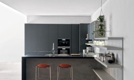 Moderne keuken. Detailfoto van zitgelegenheid aan buffet en open kast (rechts) tegen lichtgrijze achterwand. Zuordnung: Stil Design-keukens, Planungsart U-vormige keuken
