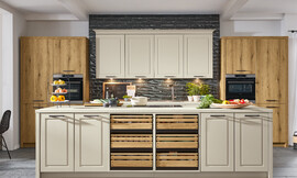Ontdek een ideale keuze voor liefhebbers van landelijke en gezellige interieurs. Deze stijlvolle keuken beschikt over een lichte houtlook, gecombineerd met een lichte, eenkleurig frontdecor. Dankzij de planning met eiland en een keukenblok biedt deze keuken zowel praktische opbergruimte als een sociaal middelpunt in uw huis. Zuordnung: Stil Landelijke keukens, Planungsart L-vormige keuken