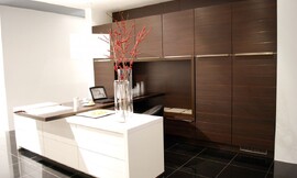 Hier ziet u hoe een keuken ook als werkplek kan functioneren. Grote wandkast met houten fronten, in verbinding met een vrijstaand kastje met witte fronten. Zuordnung: Stil Design-keukens, Planungsart Keuken met zitgelegenheid