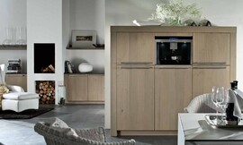 Hier een detailfoto van de hoogkast met dikke wangen en bovenplaat en brede greeplijsten. Zuordnung: Stil Klassieke keukens, Planungsart Keuken met keukeneiland