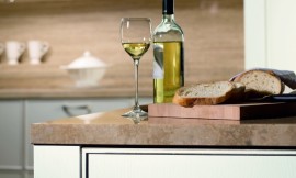 Bijzondere lakafwerking van de klassieke fronten en aanrechtblad met karakter. Zuordnung: Stil Design-keukens, Planungsart Open keuken (woonkeuken)