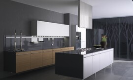 Deze keuken, bestaande uit een breed keukenblok met gootsteen en een kookeiland met fornuis, speelt met een contrast tussen houttint en mat wit. De dunne aanrechtbladen en sideboards lopen elegant in elkaar over. Het keukenblok hangt aan de muur en lijkt daarom te zweven; het kookeiland staat op puntige poten en wordt afgemaakt met een bijzondere afzuigkap. Zuordnung: Stil Luxe keukens, Planungsart Keuken met keukeneiland