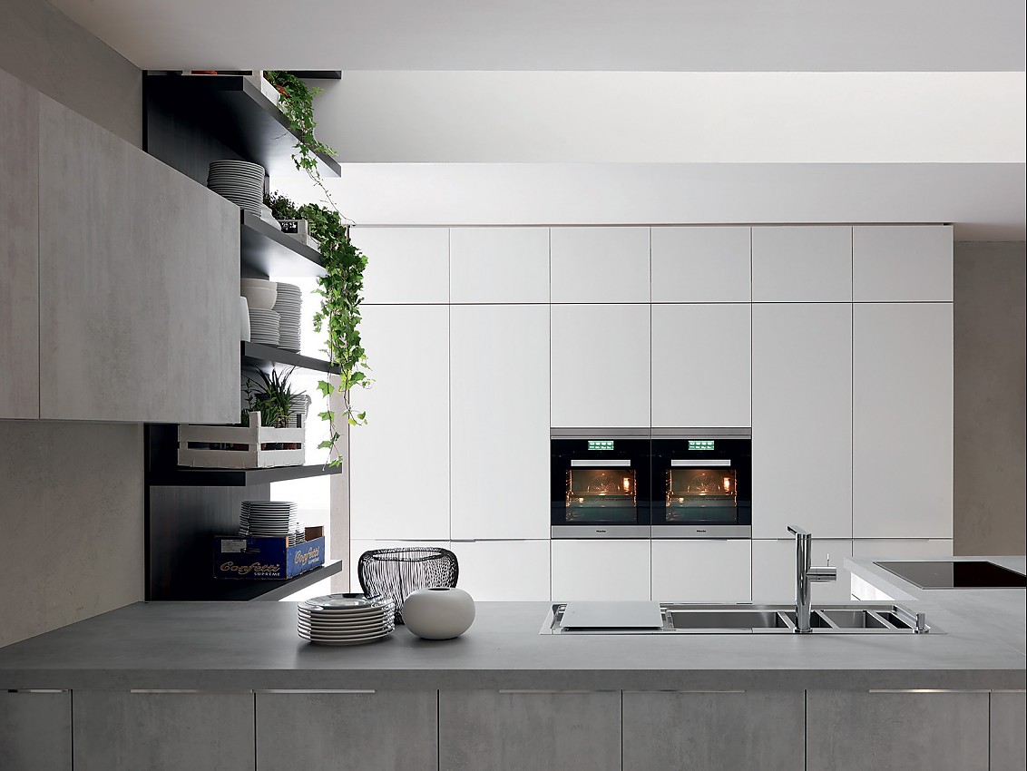 Deze greeploze keuken wordt gekenmerkt door een zeer puristische vormentaal en modern design. De kastenwand is symmetrisch en kwadratisch. Het ruime kookeiland op de voorgrond werkt puur door zijn subtiele lichtgrijstinten. Zuordnung: Stil Design-keukens, Planungsart Detail keukenontwerp