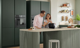 Met Savona-groen en Night Green kiezen we voor een groene keuken die rust en levensvreugde uitstraalt. Het Talea-front in Savona-groen en de hoogwaardige fluweellak Night Green vullen elkaar toon op toon aan. Zachte rondingen geven het kookeiland en de eindpanelen een huiselijk, organisch karakter. Zuordnung: Stil Moderne keukens, Planungsart Keuken met keukeneiland