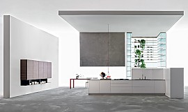 Puristisch, simpel, en kwalitatief op topniveau is deze keuken. Witte fronten en zeer gereduceerd design. De constructie naar het plafond toe is uniek. Zuordnung: Stil Design-keukens, Planungsart Open keuken (woonkeuken)
