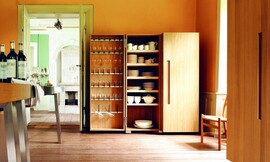 Een "keukenwerkplaats" van houten hoogkasten, deels open (met een handig rek voor wijn- en andere glazen) en de roestvrij stalen werkbank b2 (links). Zuordnung: Stil Design-keukens, Planungsart Open keuken (woonkeuken)