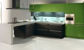 L-keuken met donker eikenhout en appelgroene hoogglans lak. Een dik, lichtgrijs werkblad verbindt de onderdelen van de keuken, en loopt over in een sideboard. Zitgelegenheid aan het fornuis-gedeelte door bar. Zuordnung: Stil Moderne keukens, Planungsart L-vormige keuken