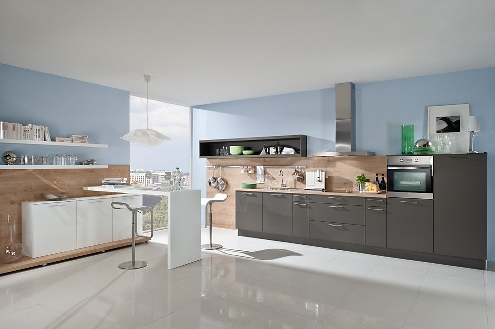 Open keuken grijs met paneelwanden hout