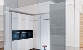 Dit keukenconcept valt op door modern design. Glazen wanden worden gebruikt om de woonruimte in verschillende bereiken te verdelen, zonder aan openheid te verliezen. Zuordnung: Stil Design-keukens, Planungsart Keuken met keukeneiland