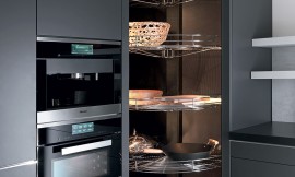 Design verbindt zich met functionaliteit: deze moderne hoekkast biedt meer dan genoeg opslagruimte. Dit is de effectiefste manier om opbergruimte in een hoek te genereren. Zuordnung: Stil Design-keukens, Planungsart U-vormige keuken