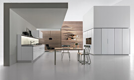 Stijlvolle keukenwand (links) in wit hoogglans en kastenmuur. Zuordnung: Stil Design-keukens, Planungsart keukenblok