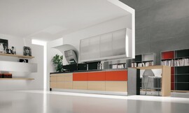 Design keukenblok met uitstekende bar/zitgelegenheid. De lichte eikenhouten fronten met brede grepen contrasteren met een puur oranjekleurig vlak en de mat grijze sideboards en aanrechtblad. De bovenkast en design-afzuigkap vertonen elegante rondingen. Zuordnung: Stil Design-keukens, Planungsart Keuken met keukeneiland