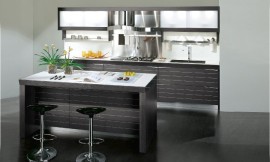 Compacte design keuken, grijs en wit. Met keukeneiland bruikbaar als zitgelegenheid met barkrukken. Aanrechtblad met witte bovenkant en grijze zijkanten. Golvend bovenkast-ontwerp met verlichting. Fronten met een horizontaal motief. Zuordnung: Stil Moderne keukens, Planungsart Keuken met keukeneiland