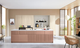 Greeploos en stijlvol design met diverse structuren – deze eilandkeuken combineert lichte houttinten met een uniforme afwerking. Zuordnung: Stil Design-keukens, Planungsart Keuken met keukeneiland