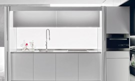 De glazen achterwand met led-verlichting maakt deze keuken tot eyecatcher. Zuordnung: Stil Design-keukens, Planungsart keukenblok