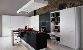 L-keuken met kookeiland en barretje. Klassiek spel met contrast tussen zwart en wit. Een klein uittrekbaar bureau maakt het mogelijk om in de keuken te werken. Zuordnung: Stil Design-keukens, Planungsart keukenblok