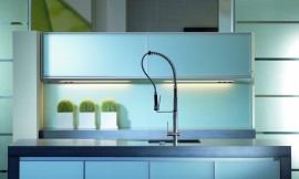 Keuken met lichtblauwe glazen fronten. Gootsteen in aanrechtblad met professionele, uittrekbare keukenmengkraan. Zuordnung: Stil Moderne keukens, Planungsart Detail keukenontwerp