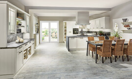 Deze open keuken in landhuisstijl is royaal gepland met liefdevolle details en is van open kasten voorzien. Zuordnung: Stil Landelijke keukens, Planungsart L-vormige keuken