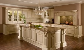 Het kasteel Versailles is wereldberoemd voor zijn proporties, compositie en harmonie - aspecten, die deze royale keuken tot in de puntjes hebben geïnspireerd. Schouwen, vele ornamenten en gouden grepen maken deze keuken tot een koninklijke ervaring. Zuordnung: Stil Landelijke keukens, Planungsart Keuken met keukeneiland