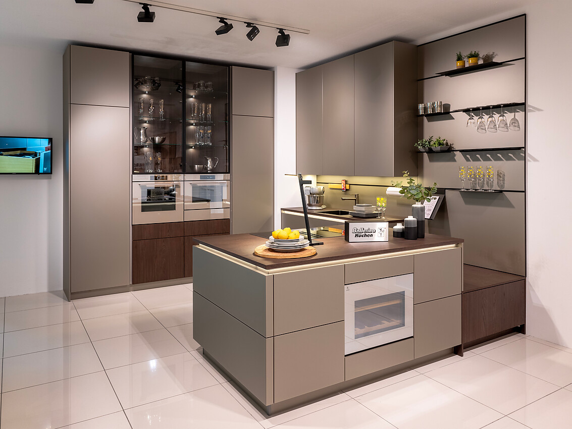 Een greeploze designkeuken in U-vorm. Met contrasterende fronten van donker hout en licht decor, straalt deze keuken verfijnde elegantie uit. Dankzij Ballerina's innovatieve ontwerp en hoogwaardige uitrusting is functionele perfectie gegarandeerd. Zuordnung: Stil Moderne keukens, Planungsart U-vormige keuken