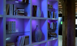 De kleur van Moodlight verlichting kan aangepast worden aan uw stemming. Zuordnung: Stil Luxe keukens, Planungsart Keuken met keukeneiland